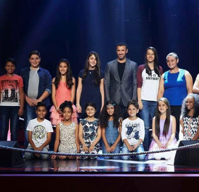شاهدوا أغنية كاظم الساهر مع فريقه في The voice kids وهديته التي فاقت التوقعات!